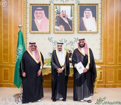 عکس یادگاری پس از تصویب طرح محمد بن سلمان
ملک سلمان به همراه پسرش و محمد بن نایف، ولیعهد