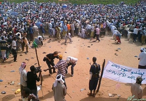  در این تصویر افراد محلی در موگادیشو، پایتخت سومالی، پس از اینکه مارتین آدلر، فیلمبردار سوئدی، هدف گلوله قرار گرفت، در حال فرار هستند. یک خبرنگار خارجی در حال کمک به آدلر نشان داده شده است. 23 ژوئن 2006