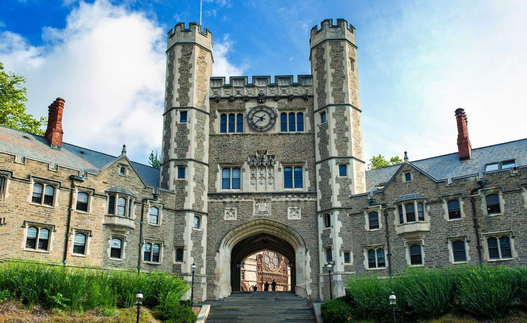 ۷. دانشگاه پرینستون در شهر پرینستون در ایالت نیوجرسی آمریکا