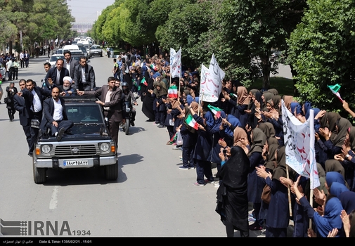 استقبال پررنگ دانش آموزان از روحانی/ در این تصویر، عمده استقبال کنندگان خیابانی از رییس جمهور، دانش آموز هستند.