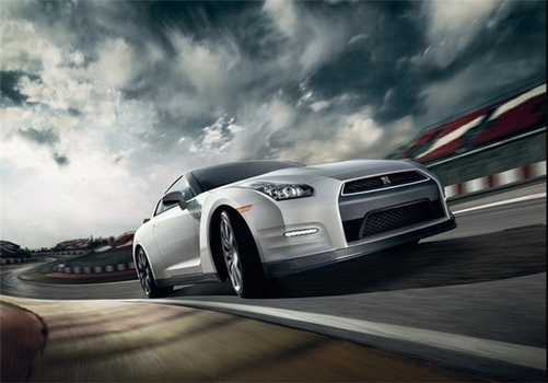 1- نیسان GT-R
نیسان GTR که با نام مستعار گودزیلا شناخته میشود، با یک موتور قدرتمند 3.8 لیتری 6 سیلندر V شکل توربوشارژر دوقلو میتواند تا 542 اسب بخار قدرت تولید کند.