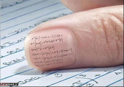 دانش آموزی که فرمول‌های امتحان جبر را روی ناخنش نوشته است .