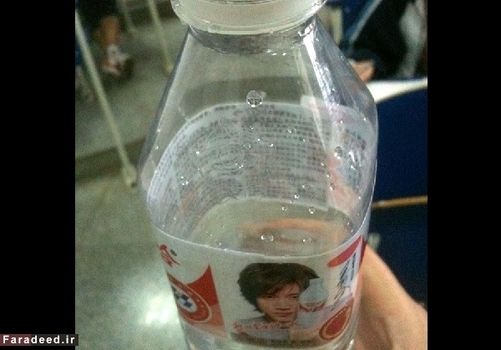 خلاقیت این دانش آموز را باید تحسین کرد! او جواب‌ها را پشت برچسب بطری آب معدنی نوشته است .