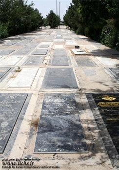 قبر نورالدین کیانوری دبیرکل حزب توده ایران در بهشت زهرای تهران