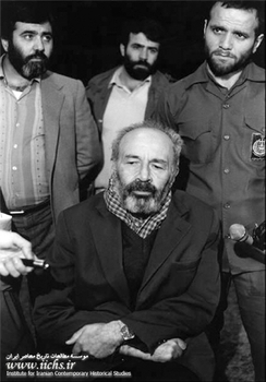 نورالدین کیانوری دبیرکل حزب توده ایران در یک گفت وگوی مطبوعاتی در زندان