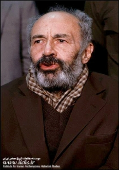 نورالدین کیانوری دبیرکل حزب توده ایران در یک گفت وگوی مطبوعاتی در زندان