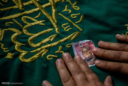 عکس زن کرد که هنگام درگیری های بین کردها و پلیس ترکیه در خانه خود کشته شده است (AFP) 