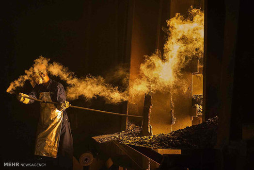 کارگری در کارخانه فولاد «شانگزو» چین (Getty)