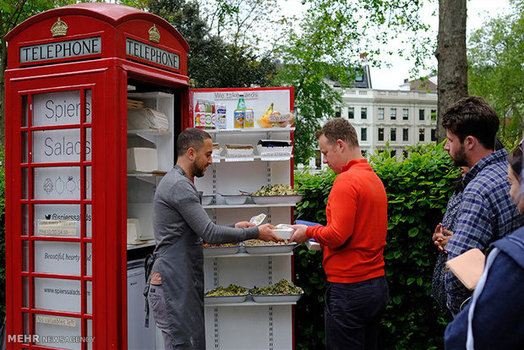 یک انگلیسی کیوسک تلفن را به دکه ساندویچی تبدیل کرده است. (AP)