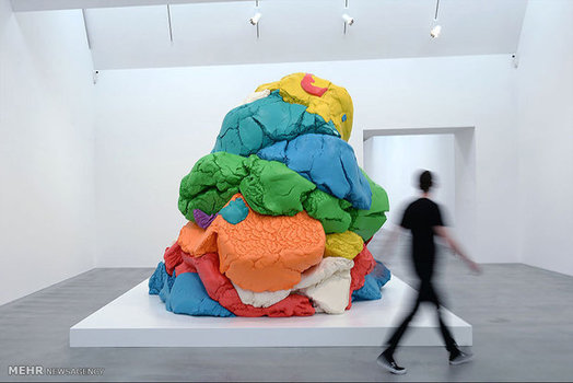 مجسمه ای با عنوان «خمیر بازی» در مراسم افتتاح نمایشگاه هنری لندن (PA)