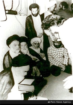 2. آیت‌الله احمد جنتی در کنار آیات: سید مرتضی نجومی و سیدمهدی یثربی درکنار امام خمینی - 1358