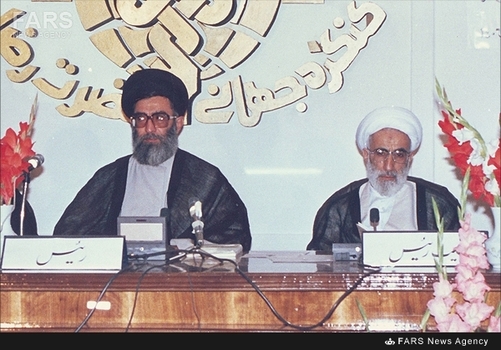 6-آیت الله احمد جنتی درکنار رهبر معظم انقلاب در جایگاه ریاست کنگره امام رضا(ع)