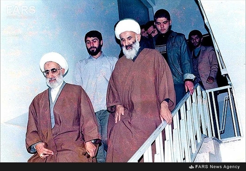 11- آیت‌الله احمد جنتی در حال اقامه جماعت در شهر تبریز در جریان یکی از بازدیدها