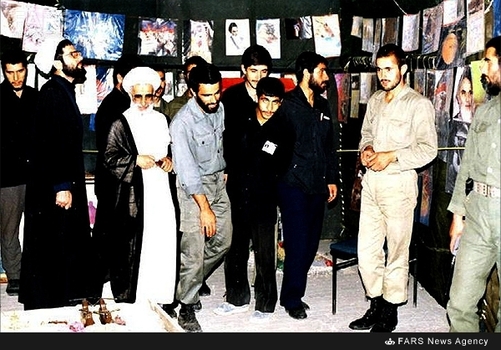15-آیت الله احمد جنتی در بازدید از یکی از نمایشگاه‌ها در شهر تبریز