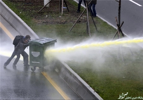 تبدیل سطل آشغال شهرداری آنکارا به حفاظ دانشجویان معترض ترکیه ای