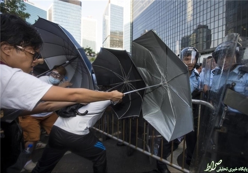 مقابله با پلیس ضدشورش در هنگ کنگ با چتر