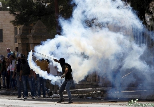 استفاده معترض فلسطینی از قلاب سنگ برای بازگرداندن گاز اشک آور به سمت سربازان صهیونیست در بیت اللحم