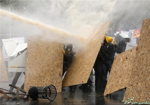 وقتی قطعات چوبی بزرگ دستگاه های آب پاش پلیس ترکیه را بی اثر می کند