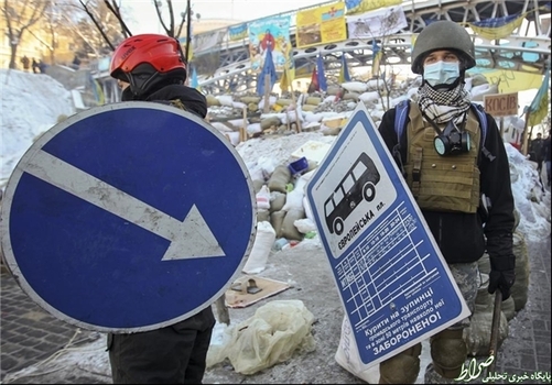 استفاده از علائم راهنمایی و رانندگی برای مقابله با پلیس توسط تظاهرکنندگان در کیف پایتخت اوکراین