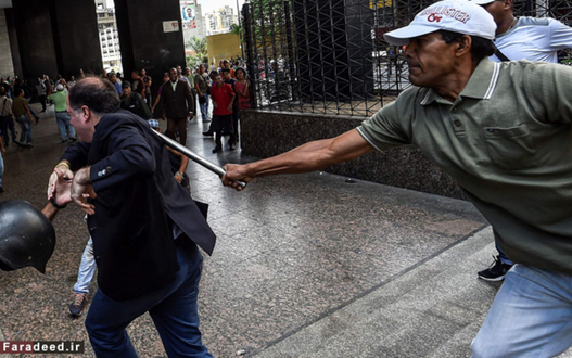 ضربه یکی از حامیان رئیسجمهور ونزوئلا به یک مخالف در جریان اعتراضات در کاراکاس