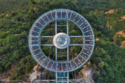 تمریانات یوگا روی پلت فرم شیشه ای در منطقه گردشگری حومه پکن چین (chinadaily)