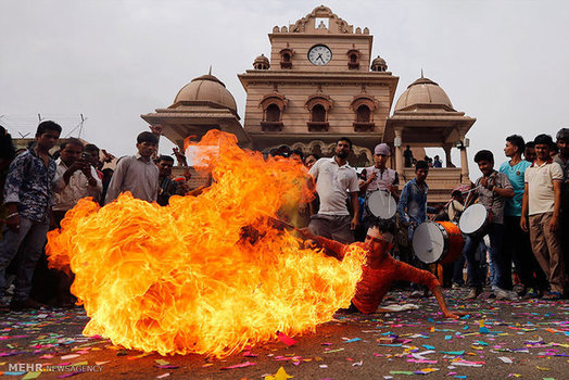 شعبده بازی با آتش در هند (AP)
