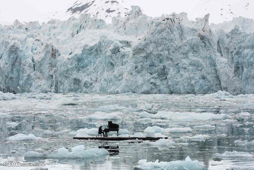 «لودویکو اناودی» پیانیست ایتالیایی با نواختن موسیقی در اقیانوس منجمد شمالی در کمپین صلح سبز  شرکت کرد. (guardian)