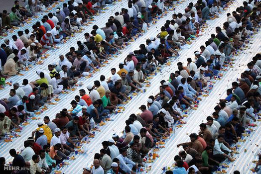 مراسم افطاری در امارات متحده عربی (Getty)