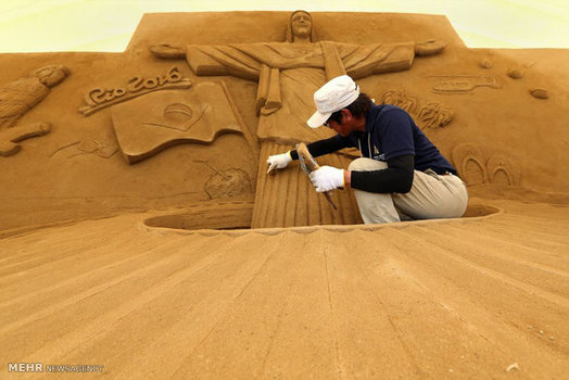 هنرمندی با ساخت مجسمه «مسیح نجات دهنده» در رقابت مجسمه سازی شنی ژاپن شرکت کرد. (GETTY)