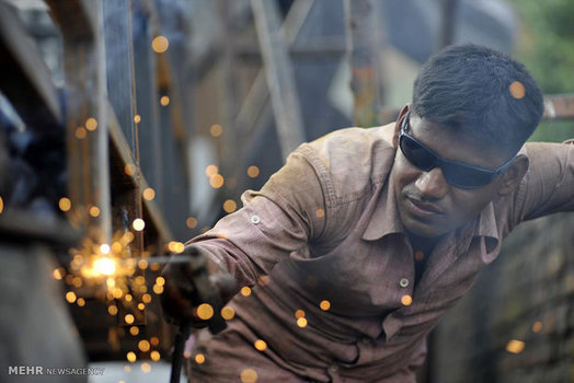 کارگری در حال کار در کارگاه جوشکاری در کاتماندو پایتخت نپال (NURPHOTO)