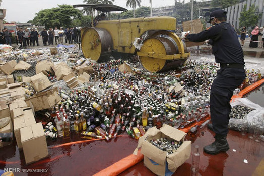 ماموران گمرگ اندونزی همزمان با ماه مبارک رمضان بطری های مشروبات الکلی را خرد کردند. (AP)