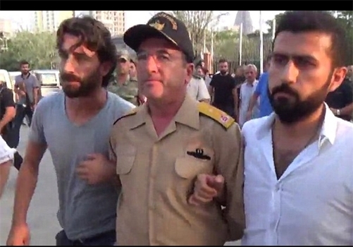  ژنرال «اردال اوزتورک» فرمانده ارتش دوم ترکیه هنگام دستگیری