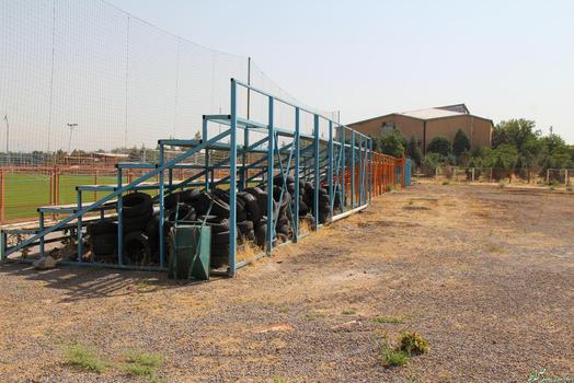 روبروی جایگاه ورزشگاه سکوهای متحرک نصب شده که استاندارد نیست. 