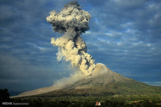 آتشفشان فعال سینابانگ در اندونزی (barcroft)