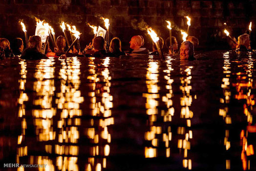 شنا در طول یک جشنواره سنتی در آلمان (EPA)