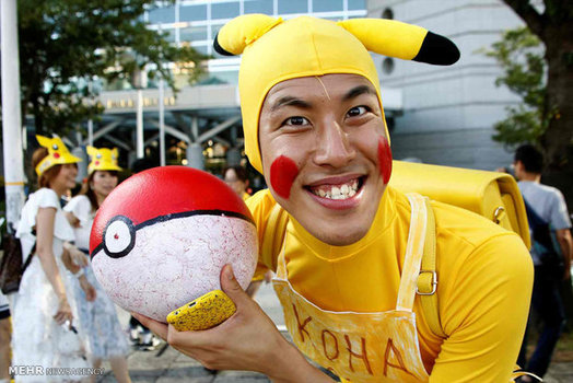 مردی با لباس شخصیت اصلی بازی پوکمون در یوکاهاما ژاپن (Reuters)