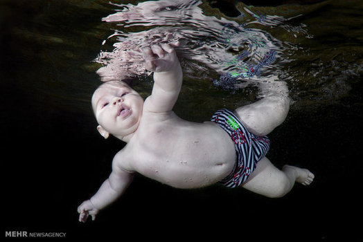 کودکی در حال شنا در کلاس آب نوزادان در اوکراین  (barcroft)