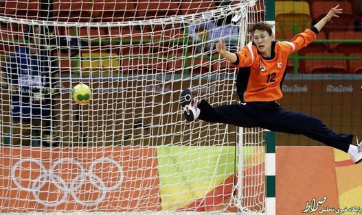 پارک می را اهل کره جنوبی در تلاش است مانع از ورد توپ به دروازه اش در دیدار برابر سوئد شود.