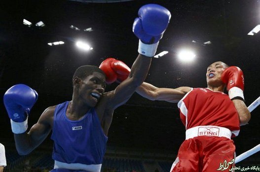 راجن لادون فیلیپینی و یوبرخن مارتینس ریواس کلمبیایی در جریان رقابت های بوکس.