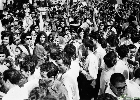 گاردین سپس مدعی شده در روز برگزاری همهپرسی، حتی زنان هم که حق رأی نداشتند با تحریک اعضای حزب توده و برای تشویق مردان به رأی دادن، در میدانهای شهر حضور یافتند13 مرداد 1332