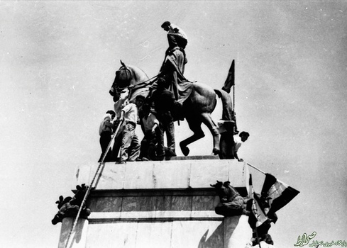 به زیر کشیده شدن مجسمه رضا خان، پدر محمدرضا شاه، در میدان سپاه 27 مرداد 1332 