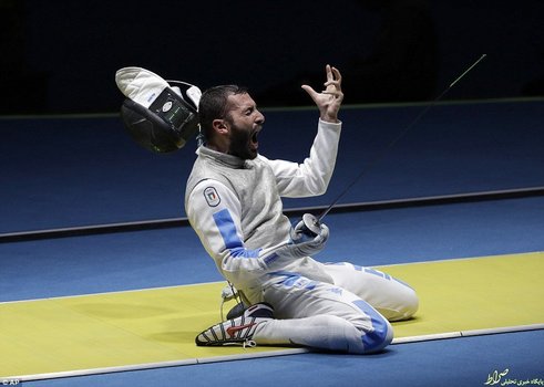 تصویر جیورجیو افولا شمشیربازی ایتالیایی پس از راهیابی به یک چهارم نهایی که سر از پا نمی شناسد.