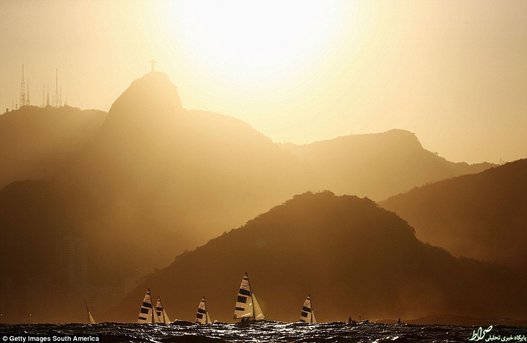 صحنه زیبایی از مسابقه قایقرانی هنگام طلوع آفتاب