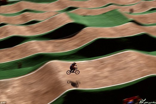 جیلی وان جورکوم هلندی در حال پرواز با دوچرخه خود قبل از کسب مدال نقره