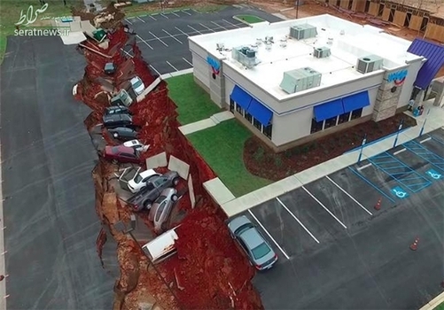 ریزش خیابان در مقابل یکی از رستوران‌های شهر دالاس آمریکا که 12 دستگاه اتومبیل را در خود بلعید.