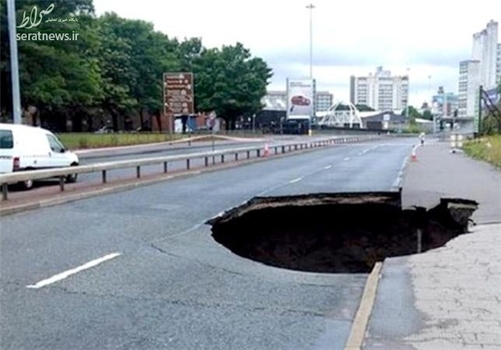  حفره بزرگ به عمق 40 فوت که در سطح یکی از خیابان‌های شهر منچستر ایجاد شد