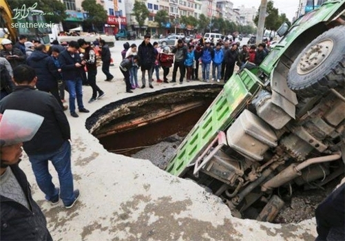  کامیون بزرگی که در یکی از خیابان‌های شهر گوانگژی ژین در حال حرکت بود، ناگهان در یک حفره فرو رفت