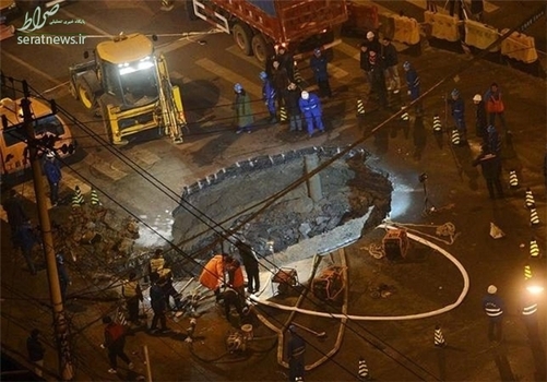  فرو رفتن زمین در یکی از خیابان‌های شهر پکن. قطر این حفره 5 متر و عمق آن 10 متر اعلام شد