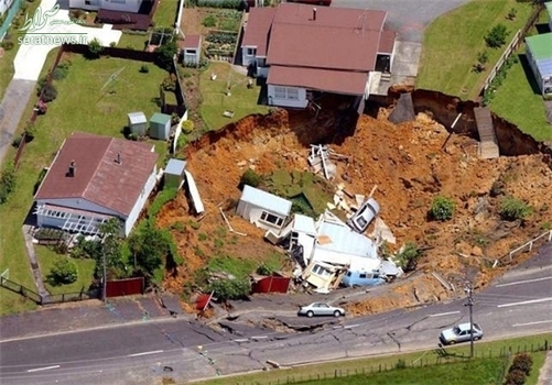  حفره‌ای به عمق 50 متر و قطر 15 متر در شهروایهی نیوزیلند که باعث تخریب ده‌ها خانه شد