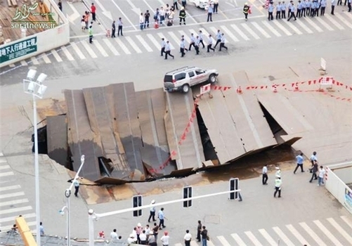  حفره‌ای که به طور ناگهانی در مرکز یکی از خیابان‌های شهر هِفِی چین رخ داد چندین خودرو را در خود بلعید